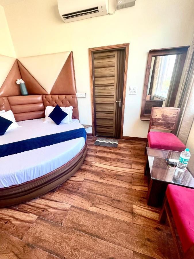 Hotel Woodcrest Zirakpur Chandigarh- Best Family Hotel - Luxurious Rooms - Unit Of Sidham Group Εξωτερικό φωτογραφία
