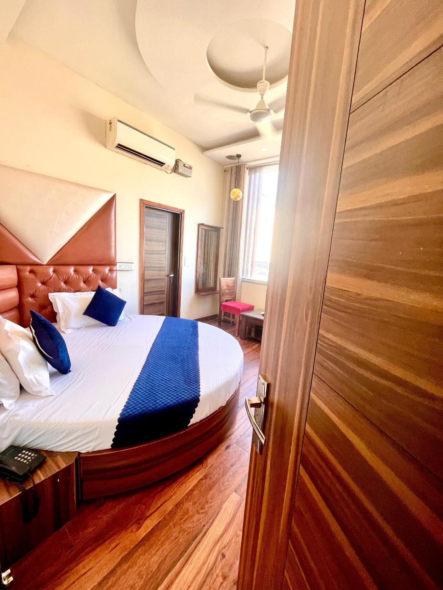 Hotel Woodcrest Zirakpur Chandigarh- Best Family Hotel - Luxurious Rooms - Unit Of Sidham Group Εξωτερικό φωτογραφία